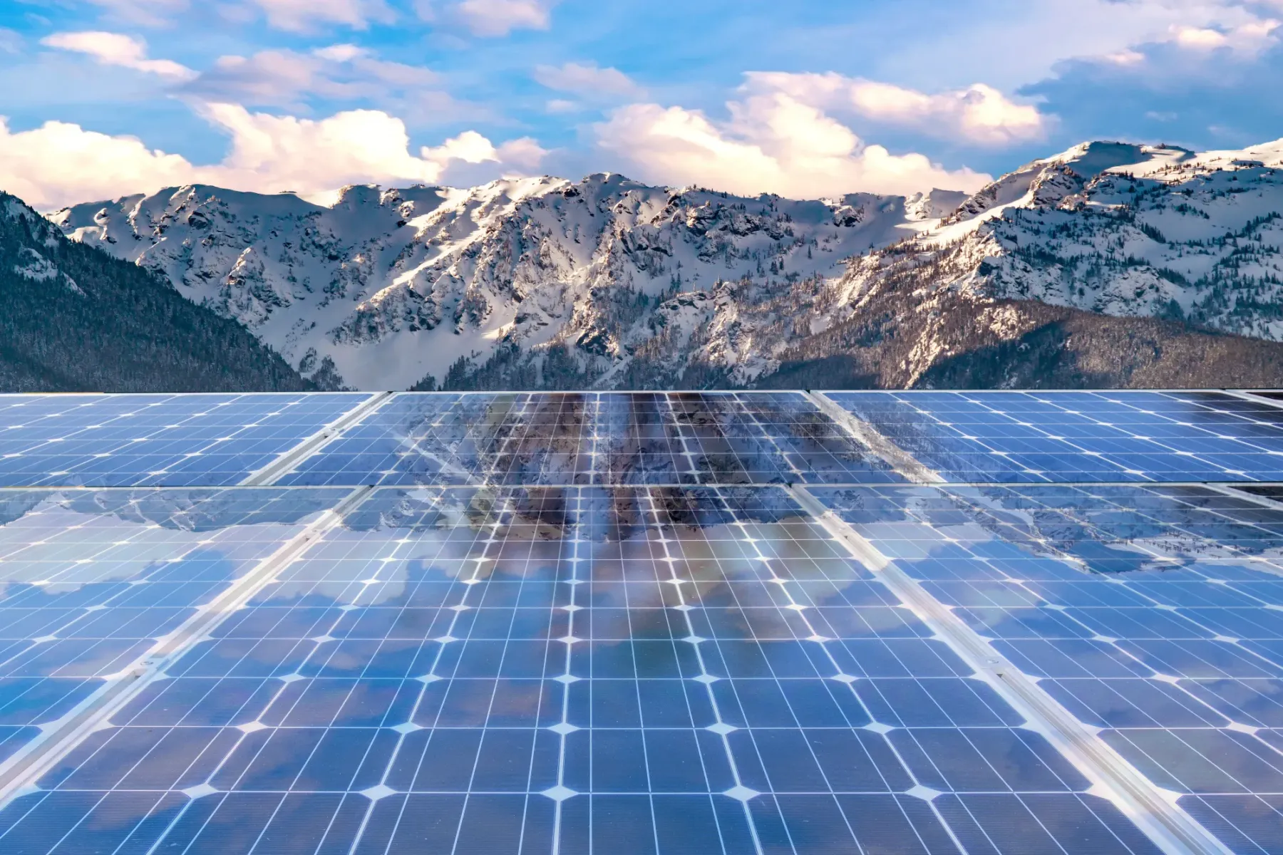 Comparaison du photovoltaïque au-dessus du brouillard